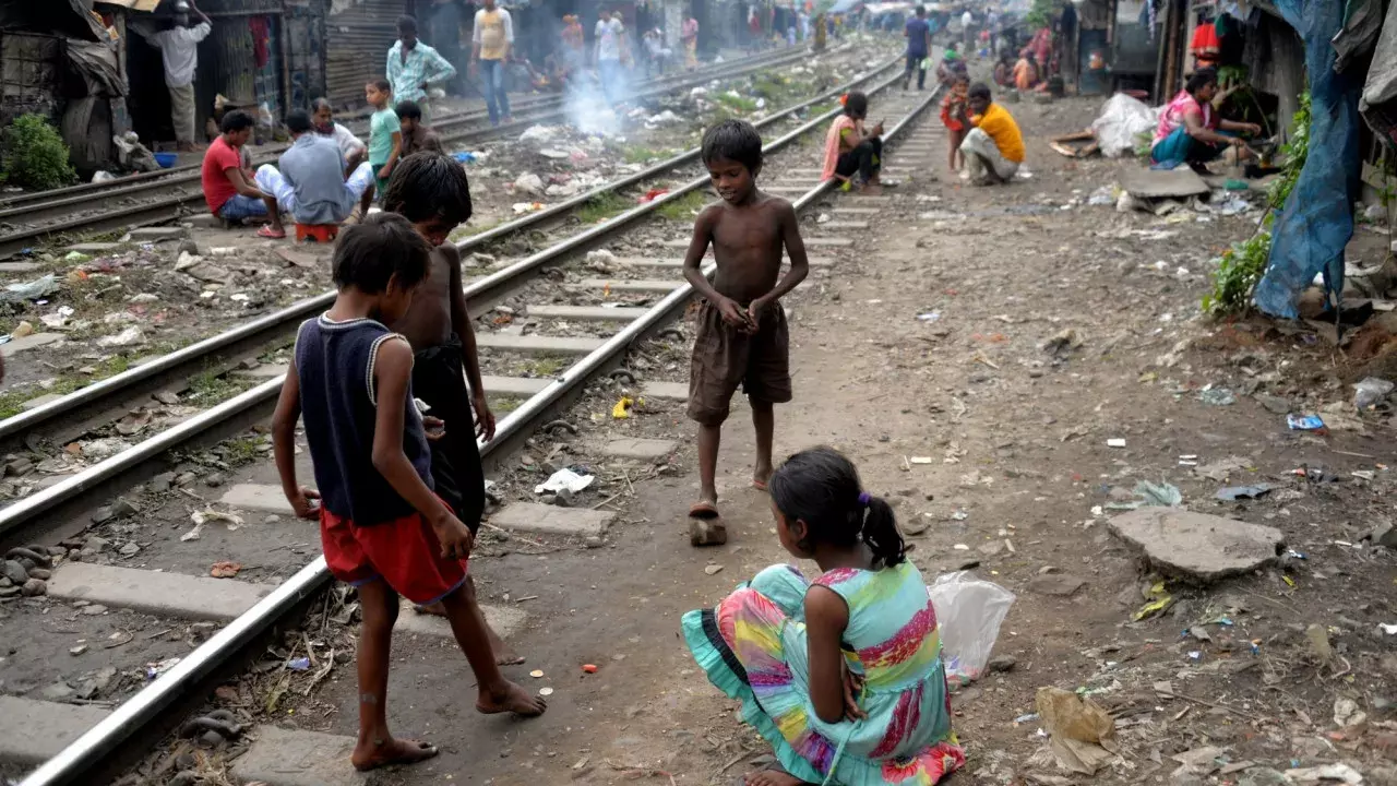 बांग्लादेश में बच्चों पर संकट: 155 की मौत, 15,000 लापता बांग्लादेश में बच्चों पर संकट: 155 की मौत, 15,000 लापता