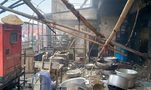 बालेश्वर में रेस्तरां में एलपीजी सिलेंडर फटने से लगी भीषण आग बालेश्वर में रेस्तरां में एलपीजी सिलेंडर फटने से लगी भीषण आग
