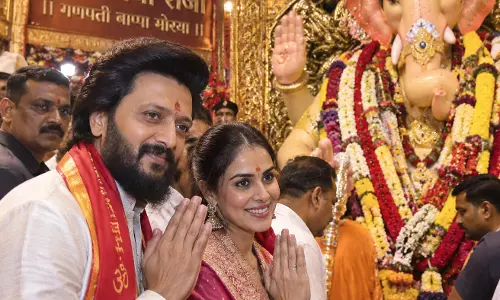 लालबागचा राजा के दर्शन के लिए पहुंचे रितेश और जेनेलिया देशमुख लालबागचा राजा के दर्शन के लिए पहुंचे रितेश और जेनेलिया देशमुख