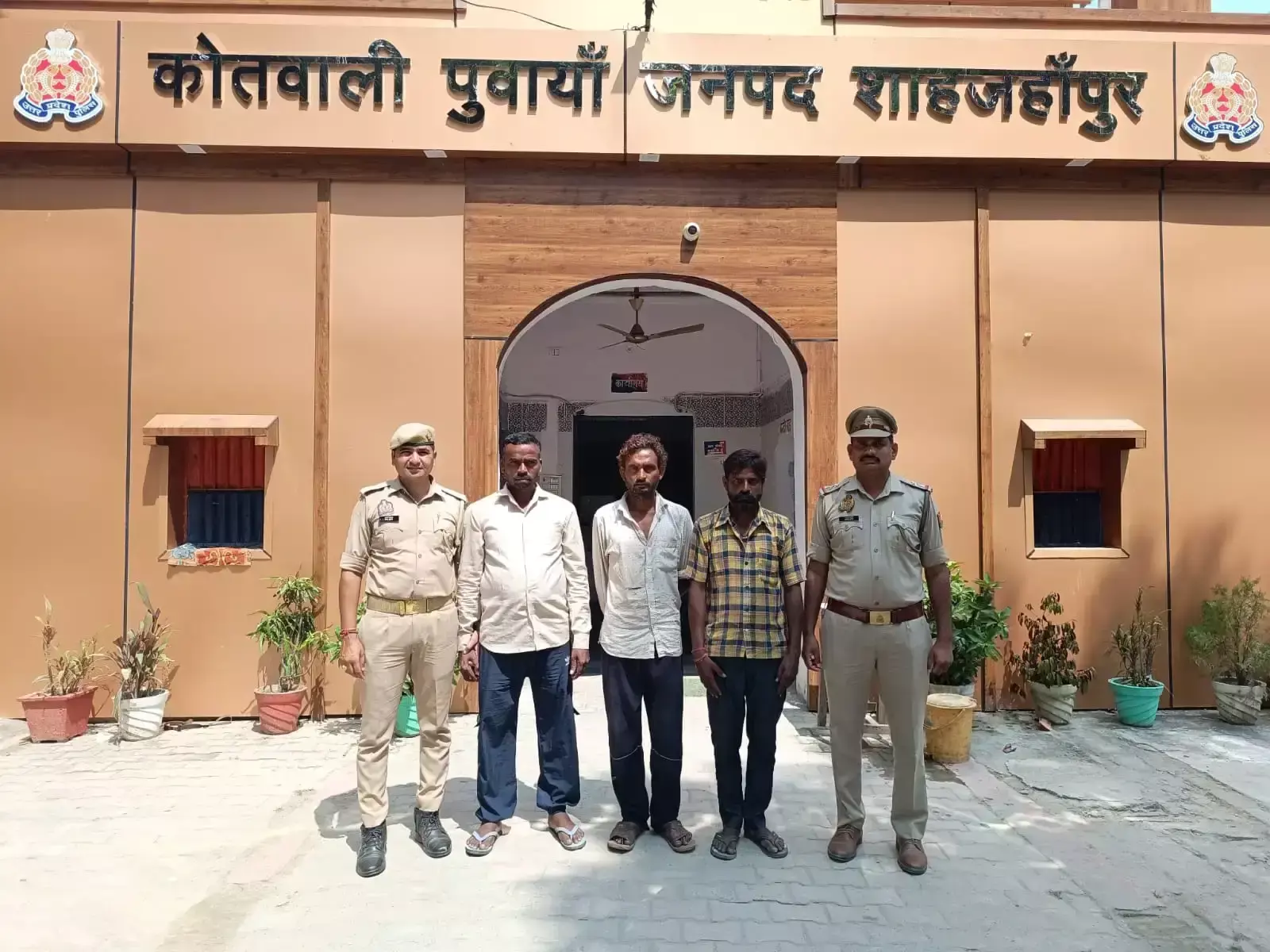 Shahjahanpur: अंतिम संस्कार के बाद चिता के पास पकाया मीट, तीन पकड़े Shahjahanpur: अंतिम संस्कार के बाद चिता के पास पकाया मीट, तीन पकड़े