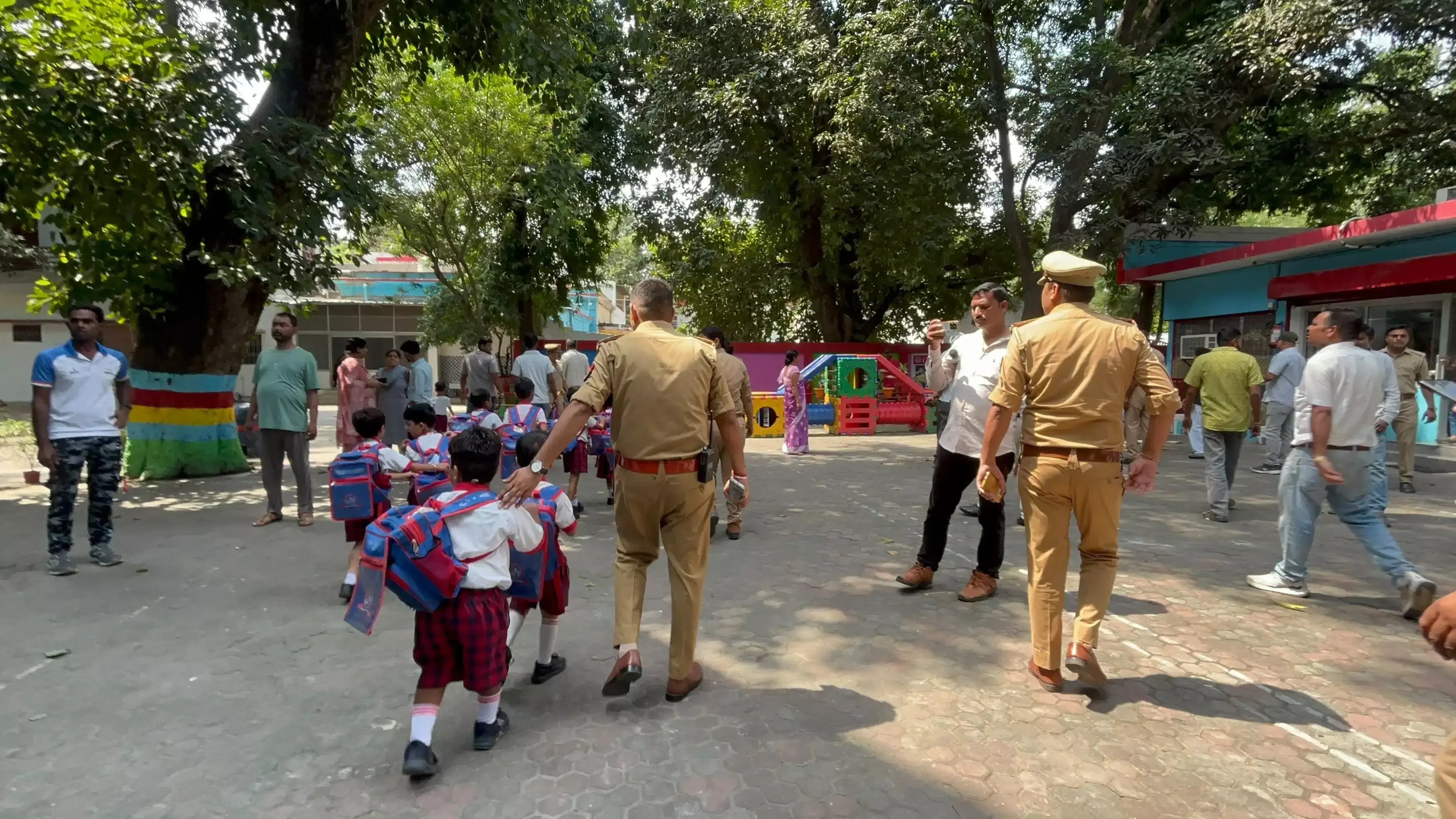 Lakhimpur Kheri: स्कूल परिसर में शिक्षिका की हत्या, युवक ने उठाया खौफनाक कदम Lakhimpur Kheri: स्कूल परिसर में शिक्षिका की हत्या, युवक ने उठाया खौफनाक कदम