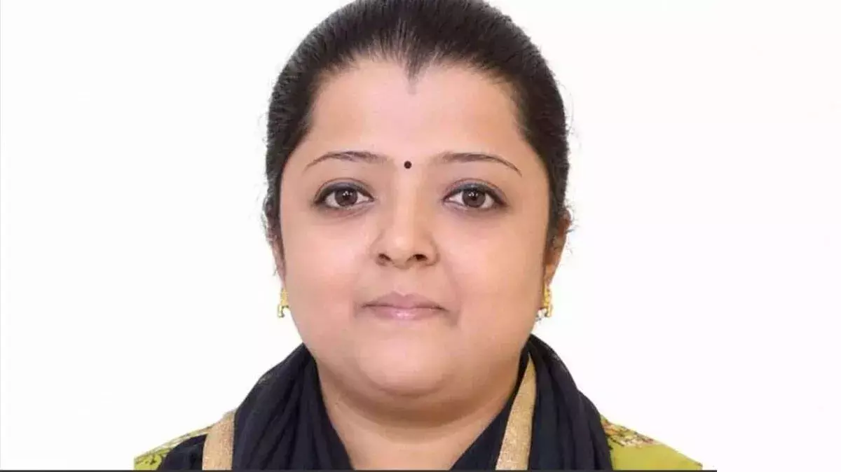 काम से घर लौटते समय बस से गिरने से महिला की मौत