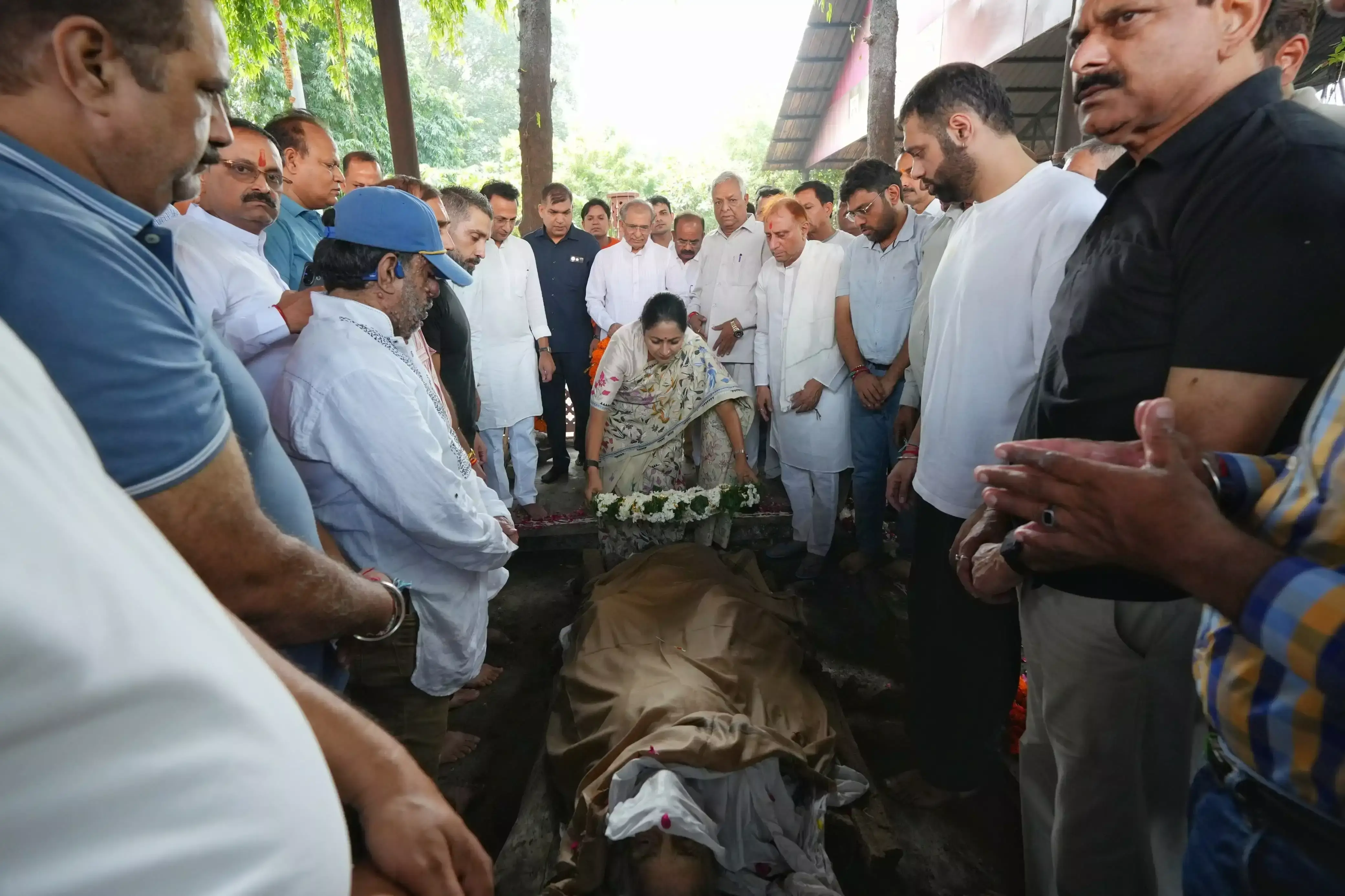 New Delhi: प्रवेश वाही की माता के अंतिम संस्कार में शामिल हुए मुख्यमंत्री-मंत्री New Delhi: प्रवेश वाही की माता के अंतिम संस्कार में शामिल हुए मुख्यमंत्री-मंत्री