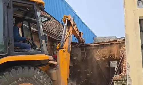 Gurugram: वांछित अपराधी के अवैध मकान पर प्रशासन की कार्रवाई