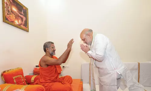अमित शाह ने पीजावर मठ के श्री विश्वप्रसन्न तीर्थ स्वामीजी से लिया आशीर्वाद अमित शाह ने पीजावर मठ के श्री विश्वप्रसन्न तीर्थ स्वामीजी से लिया आशीर्वाद