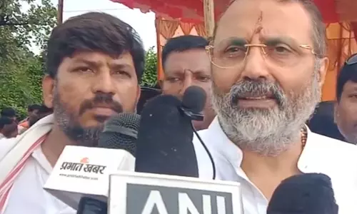 माइनिंग विवाद पर गरमाई झारखंड की सियासत निशिकांत दुबे ने विपक्ष को घेरा माइनिंग विवाद पर गरमाई झारखंड की सियासत निशिकांत दुबे ने विपक्ष को घेरा