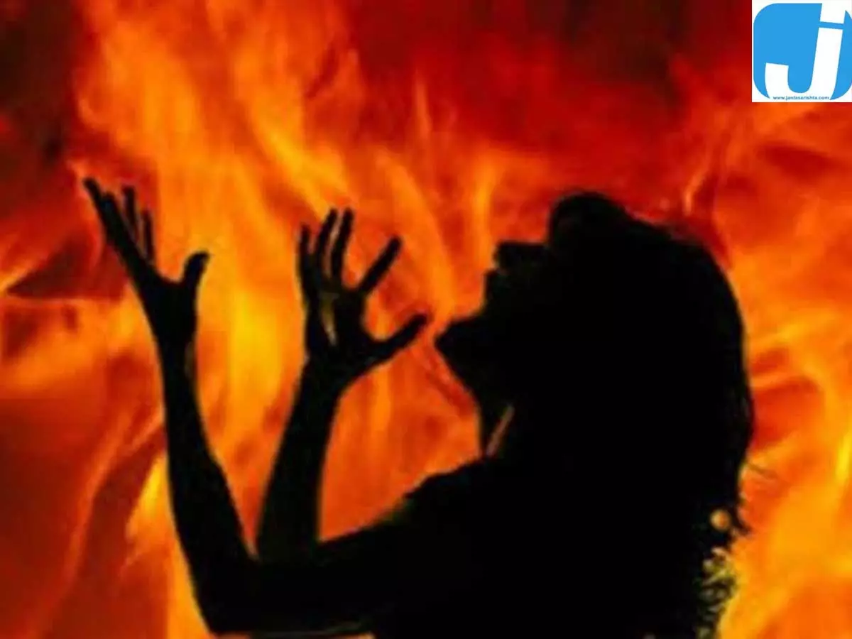 नशेड़ी बेटे का खौफनाक कदम, मां को LPG गैस से आग लगाने का आरोप नशेड़ी बेटे का खौफनाक कदम, मां को LPG गैस से आग लगाने का आरोप