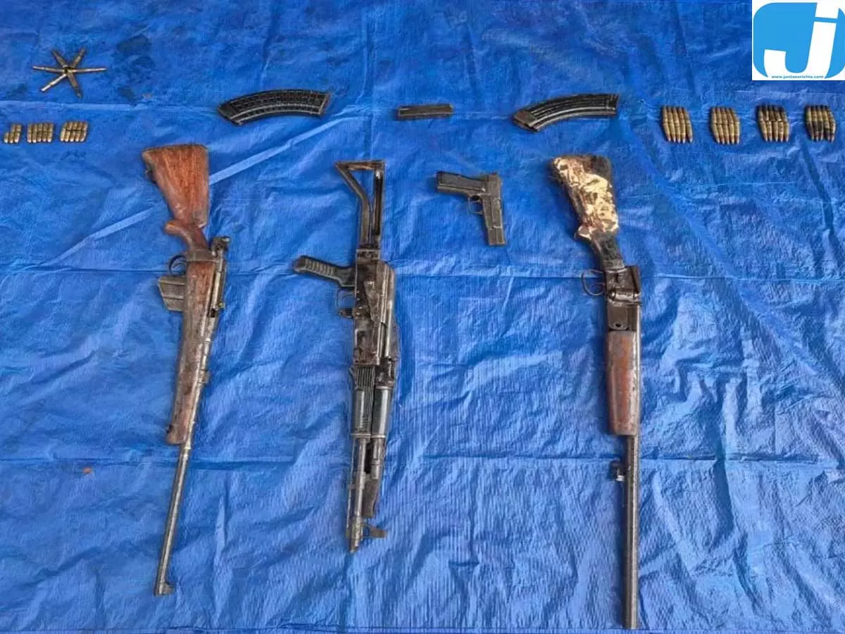 नक्सलियों के ठिकाने से हथियारों का जखीरा बरामद, AK-47 समेत रायफल जब्त नक्सलियों के ठिकाने से हथियारों का जखीरा बरामद, AK-47 समेत रायफल जब्त
