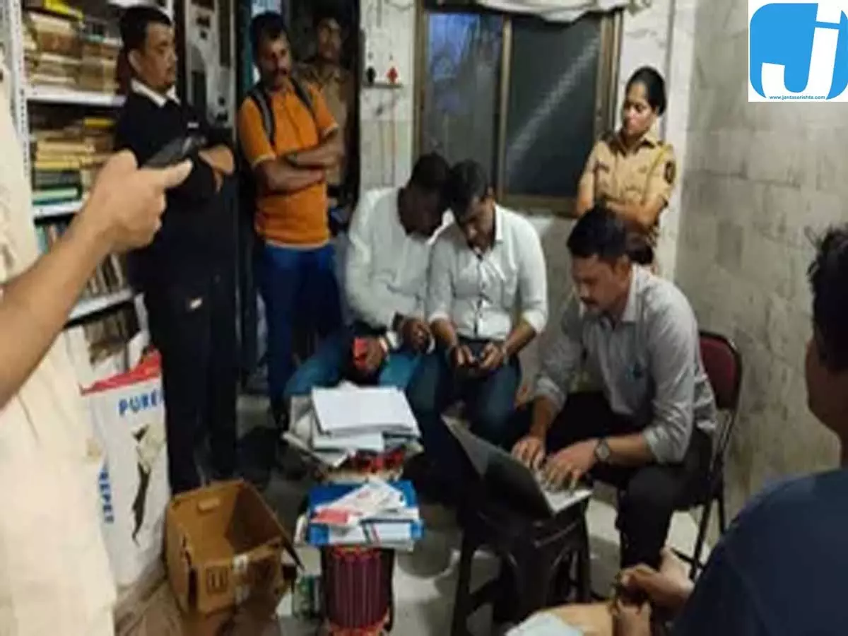 पतंग उड़ाने पर बवाल, छात्रा ने हिरासत और मोबाइल जब्ती का लगाया आरोप पतंग उड़ाने पर बवाल, छात्रा ने हिरासत और मोबाइल जब्ती का लगाया आरोप