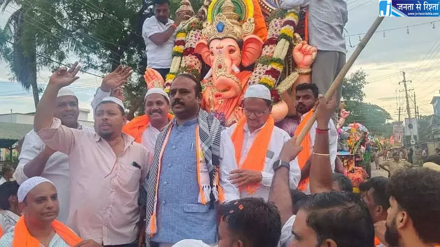 मद्दुर में गणेश जुलूस का मुस्लिमों ने किया स्वागत मद्दुर में गणेश जुलूस का मुस्लिमों ने किया स्वागत