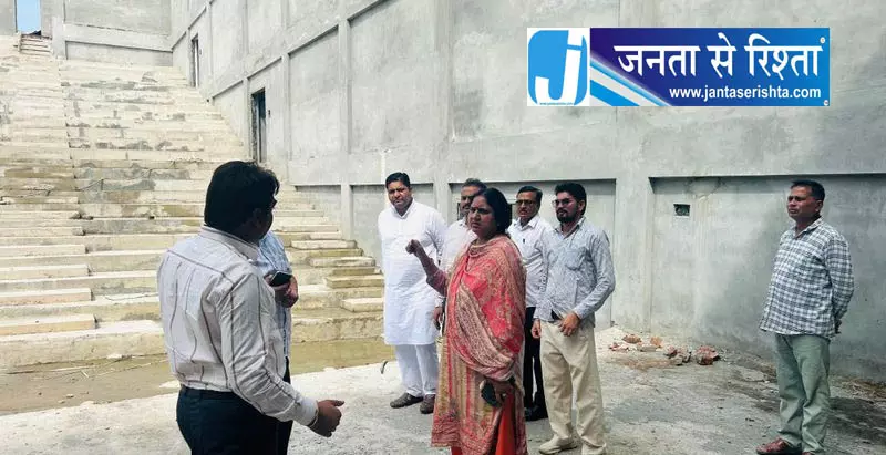 ऑडिटोरियम और ओपन थिएटर निर्माण की समीक्षा करने पहुंचे मेयर ऑडिटोरियम और ओपन थिएटर निर्माण की समीक्षा करने पहुंचे मेयर