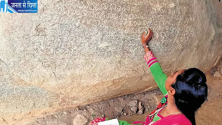 गदग के नीलगुंड गांव में मिली मध्य पाषाण युग की रॉक पेंटिंग और शिलालेख, शोध की मांग तेज गदग के नीलगुंड गांव में मिली मध्य पाषाण युग की रॉक पेंटिंग और शिलालेख, शोध की मांग तेज