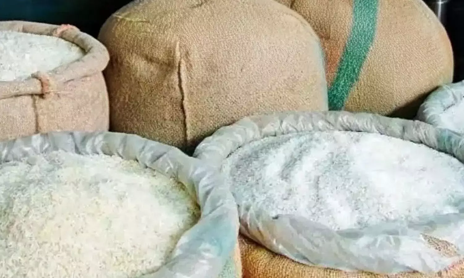 Andhra: कम बारिश के कारण कुरनूल जिले में चावल की कीमतें तेजी से बढ़ीं Andhra: कम बारिश के कारण कुरनूल जिले में चावल की कीमतें तेजी से बढ़ीं