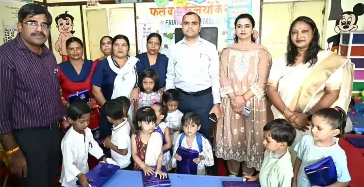 Haridwar: जिलाधिकारी की पत्नी ने बच्चों के साथ काटा जन्मदिन का केक Haridwar: जिलाधिकारी की पत्नी ने बच्चों के साथ काटा जन्मदिन का केक