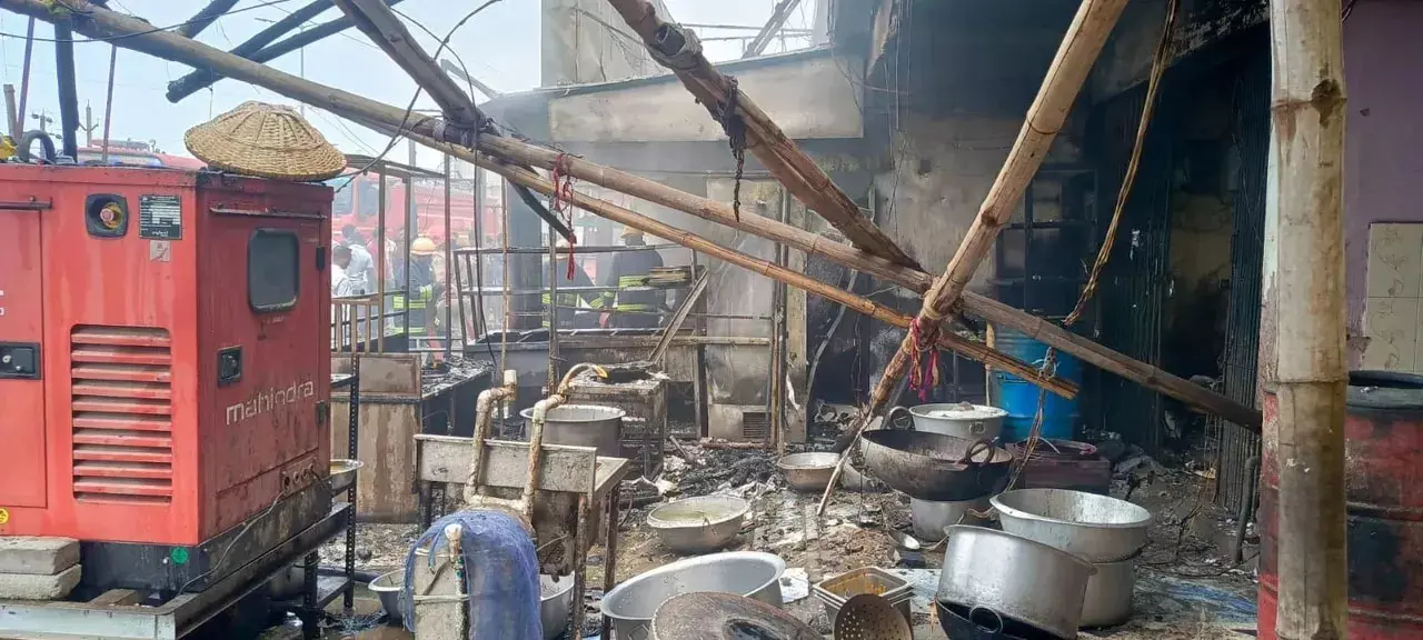 बालेश्वर में रेस्तरां में एलपीजी सिलेंडर फटने से लगी भीषण आग बालेश्वर में रेस्तरां में एलपीजी सिलेंडर फटने से लगी भीषण आग