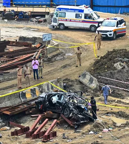मुंबई कार दुर्घटना: ड्राइवर तेजी और लापरवाही से चला रहा था गाड़ी, आगे की जांच जारी मुंबई कार दुर्घटना: ड्राइवर तेजी और लापरवाही से चला रहा था गाड़ी, आगे की जांच जारी