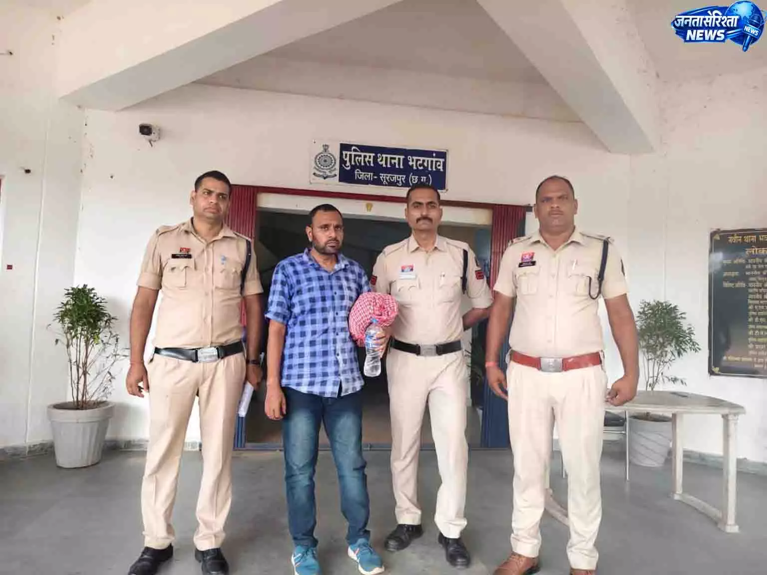 CG: शिक्षक पर नाबालिग छात्रा से दुष्कर्म, आरोपी गिरफ्तार CG: शिक्षक पर नाबालिग छात्रा से दुष्कर्म, आरोपी गिरफ्तार