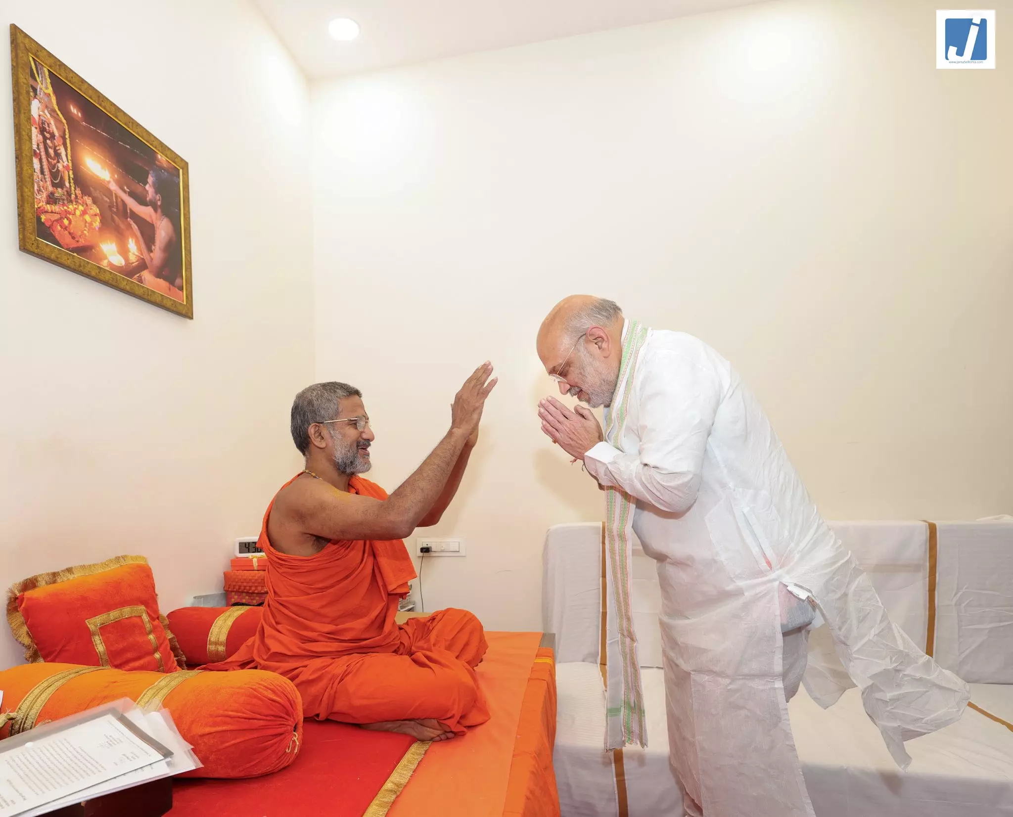 अमित शाह ने पीजावर मठ के श्री विश्वप्रसन्न तीर्थ स्वामीजी से लिया आशीर्वाद अमित शाह ने पीजावर मठ के श्री विश्वप्रसन्न तीर्थ स्वामीजी से लिया आशीर्वाद