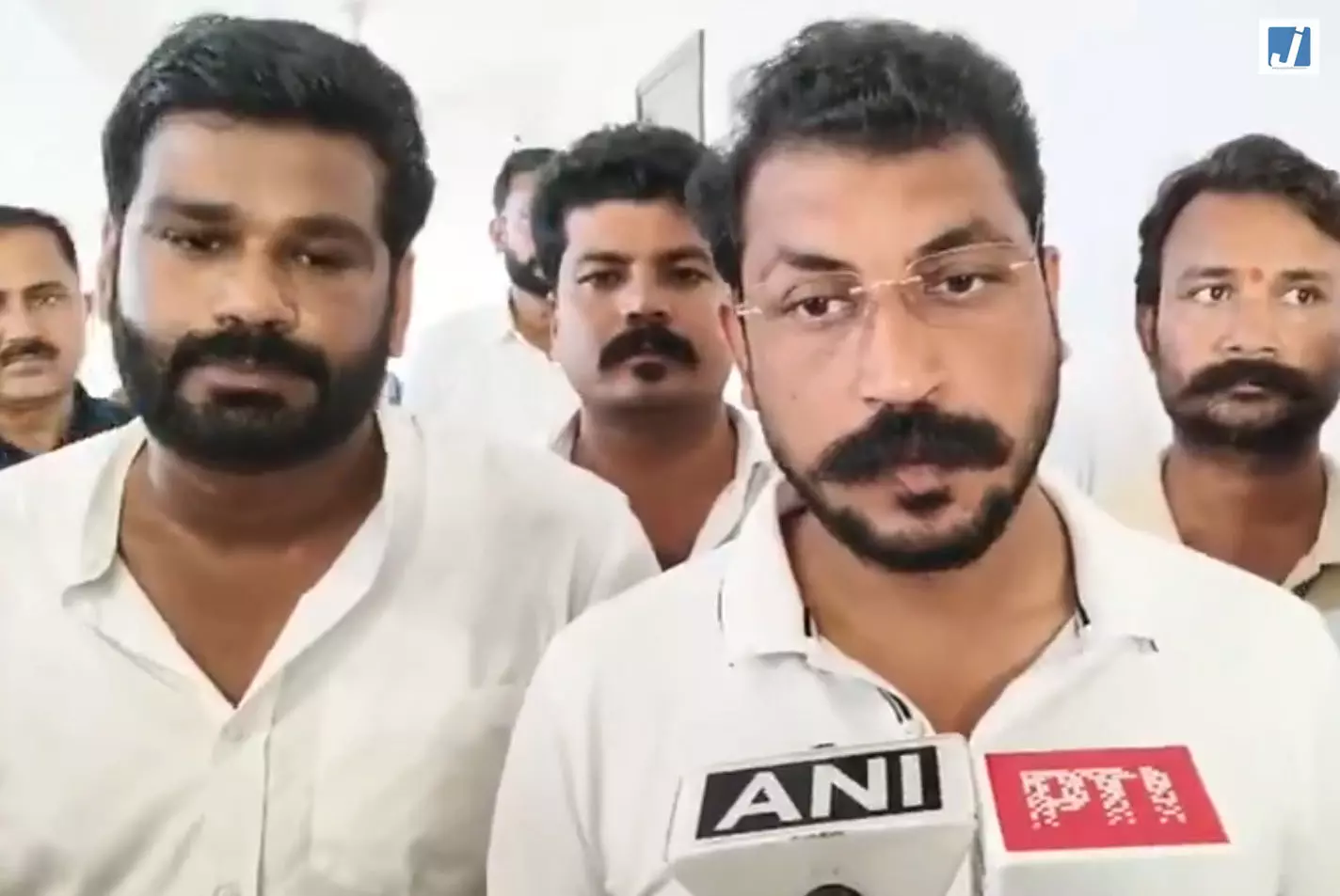 चंद्रशेखर आजाद का बयान बोले सरकार बात न सुने तो राजनीतिक ताकत बनाएं चंद्रशेखर आजाद का बयान बोले सरकार बात न सुने तो राजनीतिक ताकत बनाएं