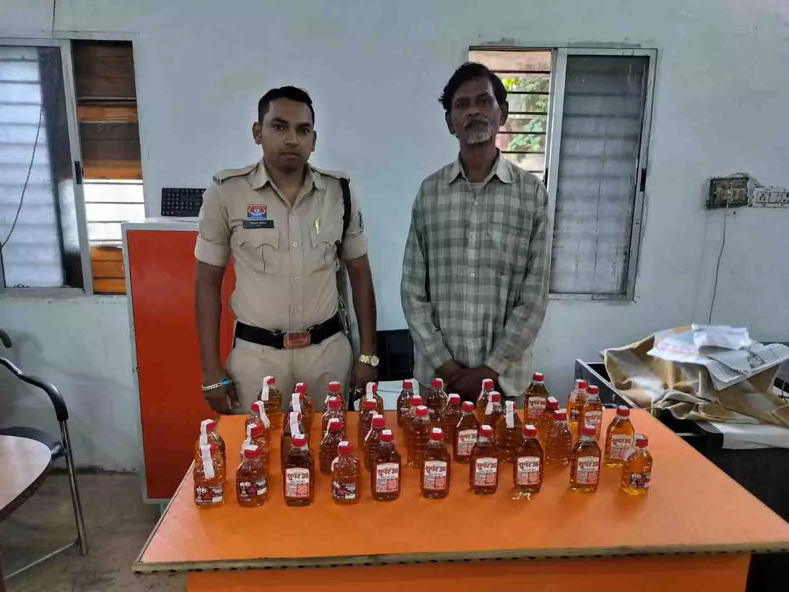 टिकरापारा पुलिस की कार्रवाई, अवैध शराब बेचते आरोपी गिरफ्तार टिकरापारा पुलिस की कार्रवाई, अवैध शराब बेचते आरोपी गिरफ्तार