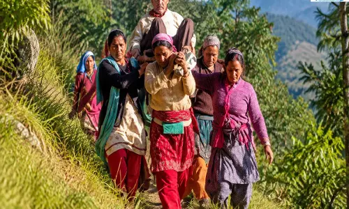 पहाड़ की बदहाल सड़क ने बढ़ाया दर्द... डोली से अस्पताल पहुंचे बुजुर्ग की मौत