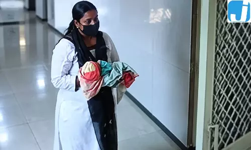 आशा बनकर अस्पताल पहुंची महिला, मां के पास सो रहे नवजात को लेकर फरार