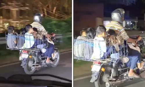 खतरनाक सफर...दोपहिया वाहन के पीछे टोकरी में बैठे 5 बच्चे