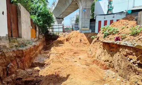 मेट्रो पिलर के पास खुदाई पर शिकायत मेट्रो पिलर के पास खुदाई पर शिकायत