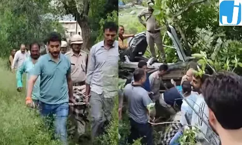 कुल्लू में कार हादसे से मातम, चार लोगों की गई जान, एक की हालत गंभीर कुल्लू में कार हादसे से मातम, चार लोगों की गई जान, एक की हालत गंभीर