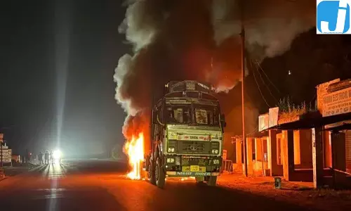 सीमेंट लेकर जा रहा ट्रक अचानक बना आग का गोला, ड्राइवर ने कूदकर बचाई जान