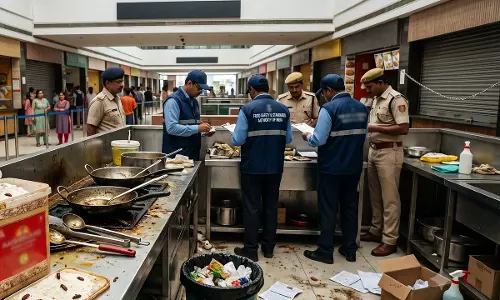 मॉल-रेस्टोरेंट में मिला गंदगी का अंबार 38 टीमों ने 52 प्रतिष्ठानों को खंगाला