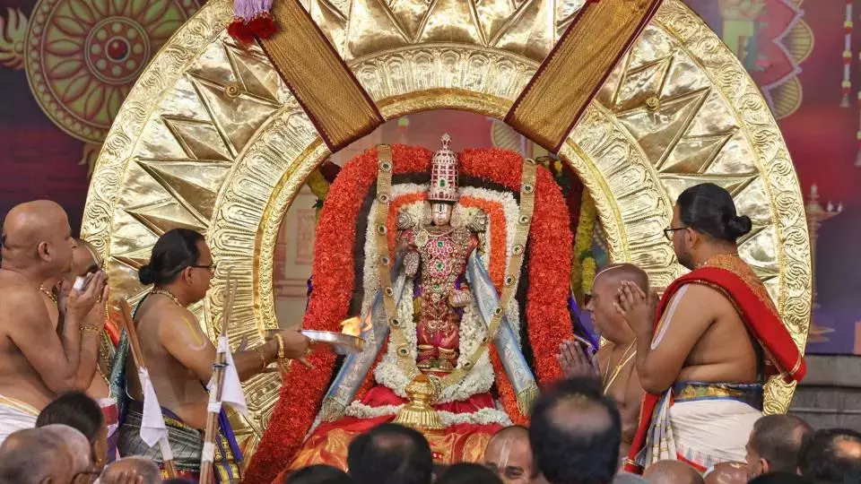 Andhra: मलयप्पा स्वामी सूर्य प्रभा, चंद्र प्रभा वाहनम पर चमकते हैं
