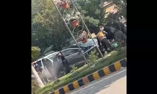 दिनदहाड़े मंत्री के अपहरण का LIVE मंजर...सड़क पर नकाबपोशों ने घेरी गाड़ी दिनदहाड़े मंत्री के अपहरण का LIVE मंजर...सड़क पर नकाबपोशों ने घेरी गाड़ी