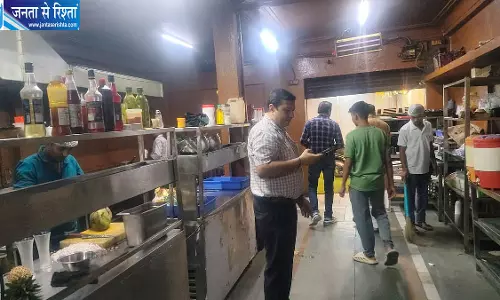 एक ही फ्रिज में मिला वेज और नॉनवेज खाना रेस्टोरेंट की जांच में खुली पोल