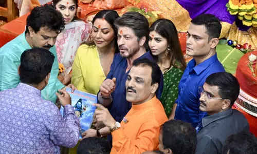 लालबागचा राजा के दरबार में पहुंचे शाहरुख खान, पत्नी गौरी और बेटी सुहाना भी आईं नजर लालबागचा राजा के दरबार में पहुंचे शाहरुख खान, पत्नी गौरी और बेटी सुहाना भी आईं नजर