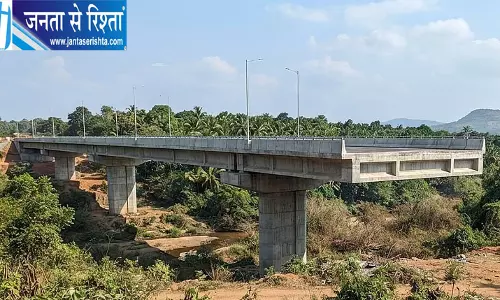 ₹8.7 करोड़ का पुल बनकर तैयार लेकिन जाने के लिए सड़क नहीं वर्षों से बेकार पड़ा ₹8.7 करोड़ का पुल बनकर तैयार लेकिन जाने के लिए सड़क नहीं वर्षों से बेकार पड़ा
