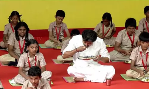 तमिलनाडु के मुख्यमंत्री विजय ने कक्षा 6 से 8 तक के लिए विस्तारित नाश्ता योजना शुरू की तमिलनाडु के मुख्यमंत्री विजय ने कक्षा 6 से 8 तक के लिए विस्तारित नाश्ता योजना शुरू की