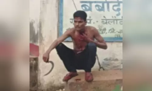 हसिए से खुद को घायल कर खून से लथपथ गांव में घूमता रहा युवक, कही यह बात