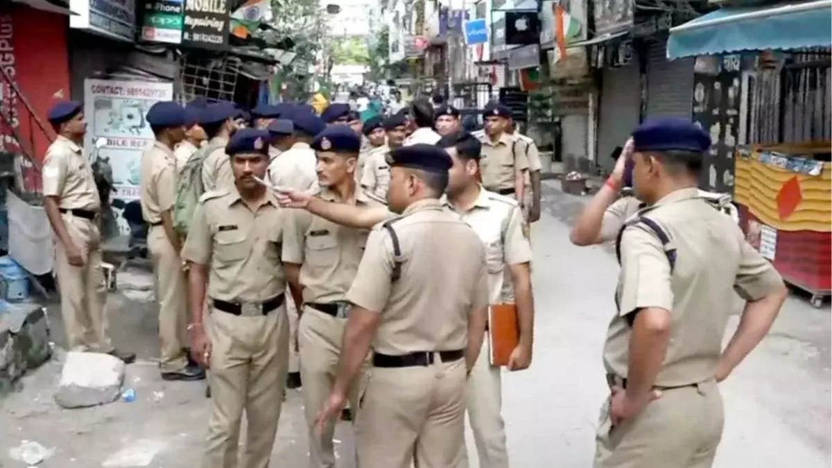कालकाजी मंदिर के पास नाबालिग से गैंगरेप का आरोप, एक आरोपी आसिफ एनकाउंटर के बाद गिरफ्तार कालकाजी मंदिर के पास नाबालिग से गैंगरेप का आरोप, एक आरोपी आसिफ एनकाउंटर के बाद गिरफ्तार