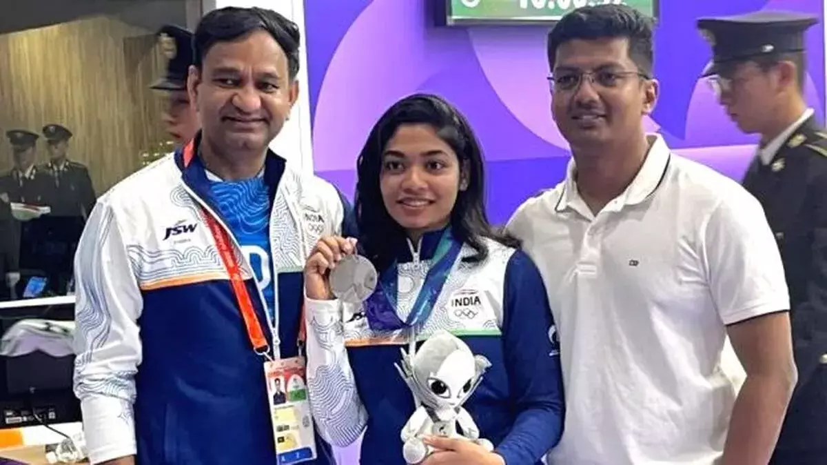 एशियाई खेलों में विदर्शा का सिल्वर मेडल, विनोद की आंखें नम