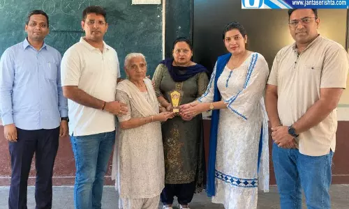 सिरसा में 98 साल की शांति बाई ने दी साक्षरता परीक्षा सिरसा में 98 साल की शांति बाई ने दी साक्षरता परीक्षा