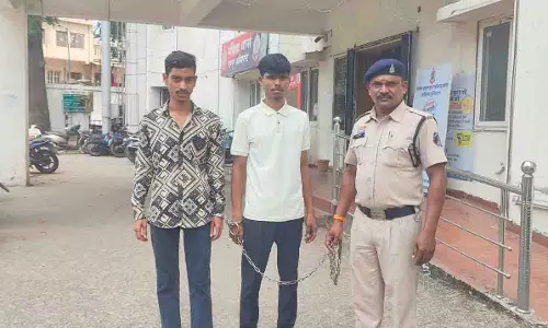 आजाद चौक में विवाद: BJP पार्षद की कार का पीछा कर बैरन बाजार में पत्थर मारा, दो युवक एक घंटे के भीतर गिरफ्तार
