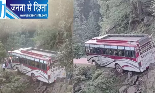 बारातियों से भरी बस खाई में गिरने से बची सड़क किनारे लटकी बस में मची अफरा-तफरी