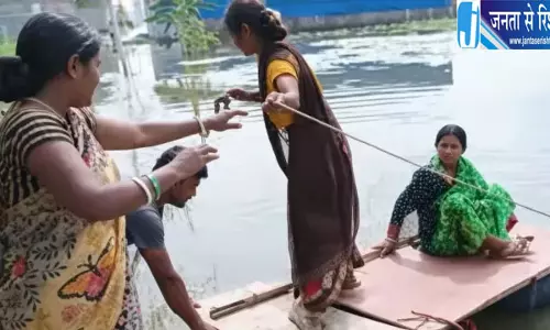 एक महीने से पानी में डूबे दो सौ से ज्यादा घर ट्यूब और बांस से बना रहे नाव ग्रामीणों का प्रदर्शन