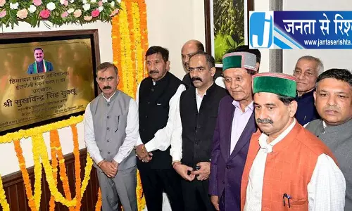 हिमाचल: 20 करोड़ रुपये के सीएम कार्यालय में जुबानी जंग शुरू हिमाचल: 20 करोड़ रुपये के सीएम कार्यालय में जुबानी जंग शुरू