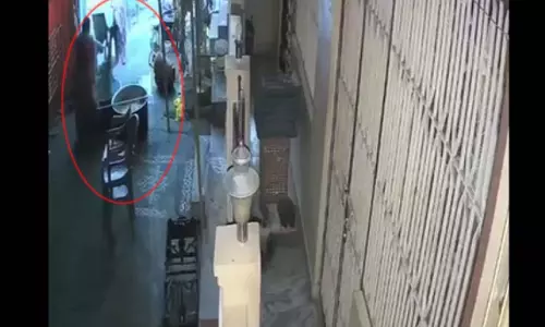 संतुलन बिगड़ा और खौलते सांभर में जा गिरी महिला, CCTV में कैद मौत का मंजर