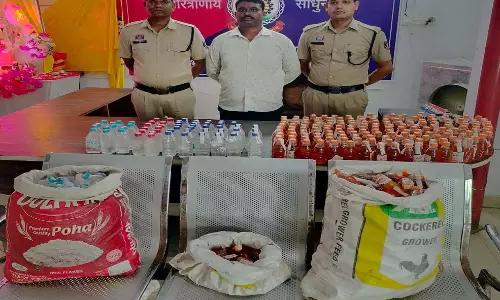खंडहर मकान में छिपाकर रखी थी 614 पाव शराब, फरार आरोपी गिरफ्तार खंडहर मकान में छिपाकर रखी थी 614 पाव शराब, फरार आरोपी गिरफ्तार