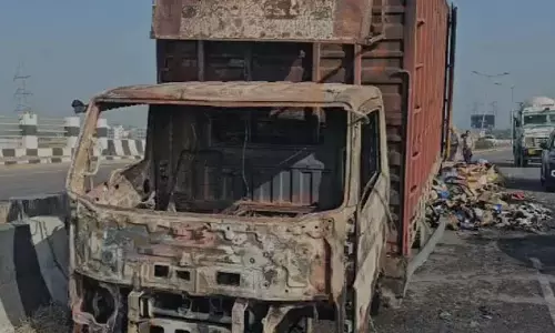 चलते कैंटर में लगी भीषण आग चलते कैंटर में लगी भीषण आग