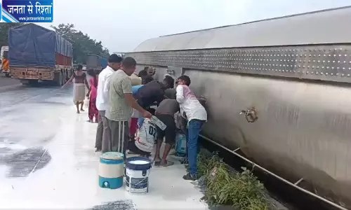 मुंबई-अहमदाबाद हाईवे पर दूध का टैंकर पलटा सड़क पर बहने लगा दूध बर्तन लेकर पहुंचे स्थानीय लोग मुंबई-अहमदाबाद हाईवे पर दूध का टैंकर पलटा सड़क पर बहने लगा दूध बर्तन लेकर पहुंचे स्थानीय लोग