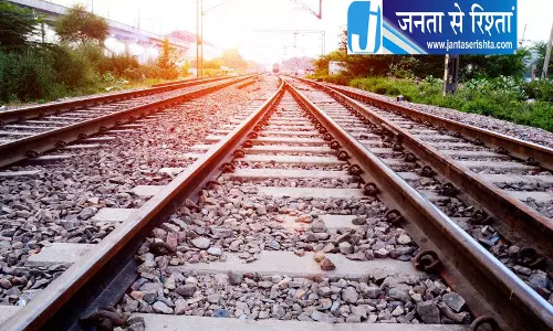 जम्मू-दिल्ली ट्रेन के ड्राइवर केबिन का शीशा टूटा जम्मू-दिल्ली ट्रेन के ड्राइवर केबिन का शीशा टूटा
